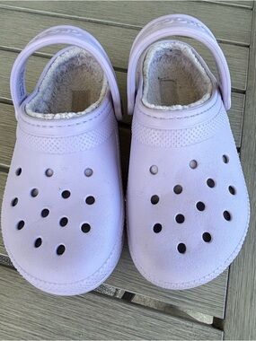 Lilac Woman’s Classic lined Crocs, Fleece-Lined Slip-On Clogs

Size 7